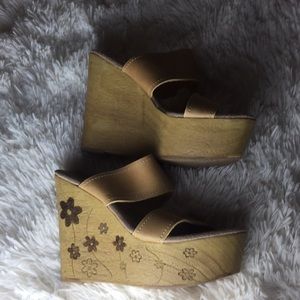 Yellowish beige sandal wedges.